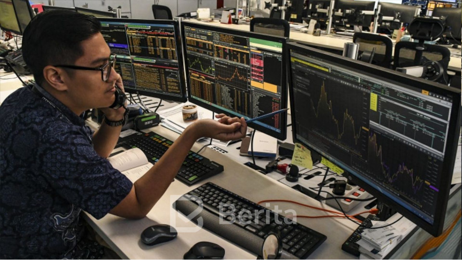 Lanjut Melemah, IHSG Ditutup Turun 0,7 Persen Seiring BI Tahan Suku Bunga