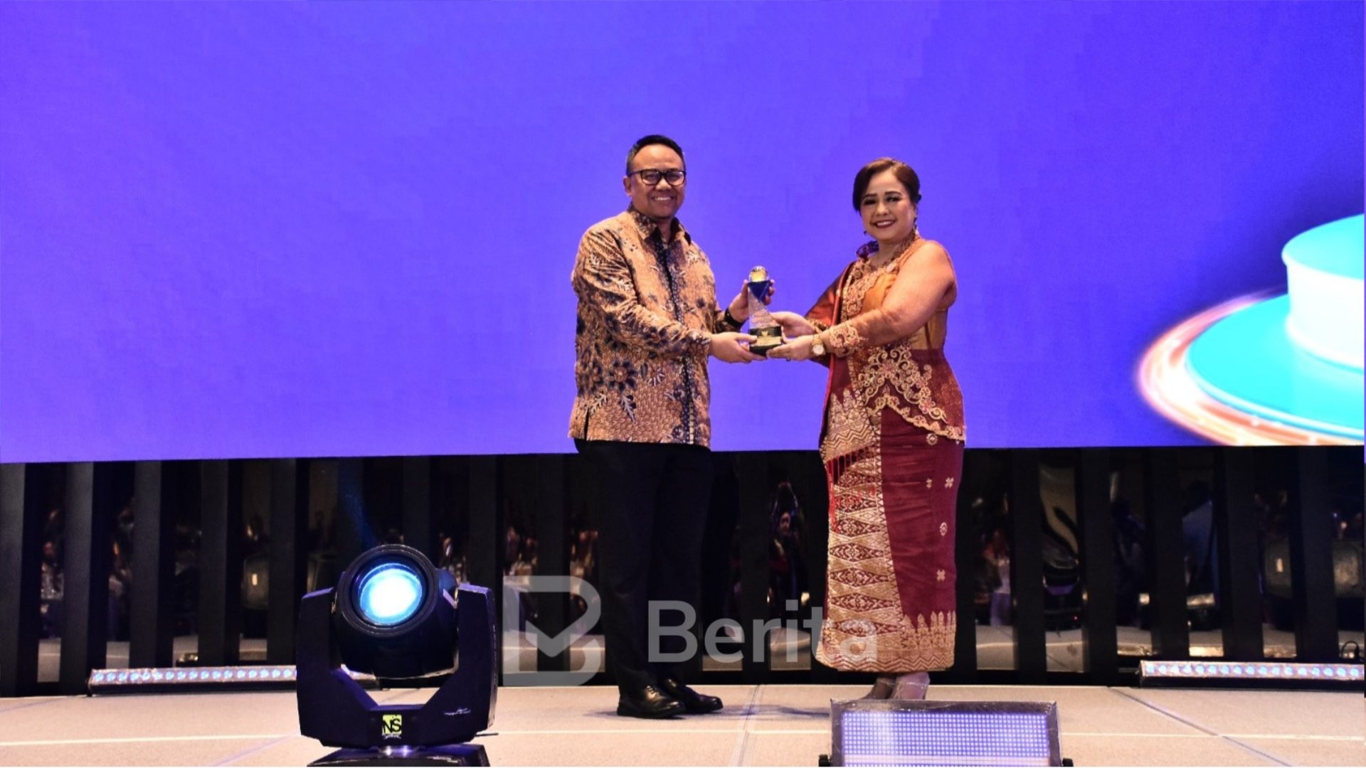 OJK Raih Penghargaan Badan Publik Informatif
